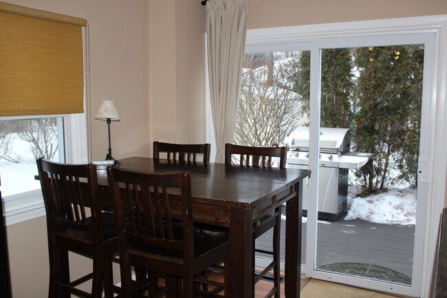 Dining area - 9670 Nestoria Street