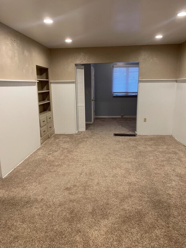 Foto del edificio - Beautiful Renovated 3/1.5 Home in Beechvie...