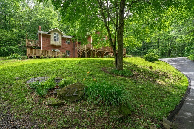 Building Photo - Mountain Retreat! -Bonus Spaces!