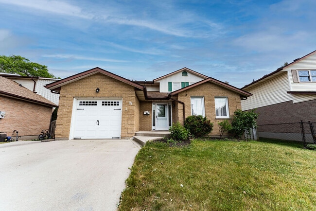 Photo du bâtiment - Beautiful 4-Bedroom Home in Pond Mills – Finished Basement & Garage