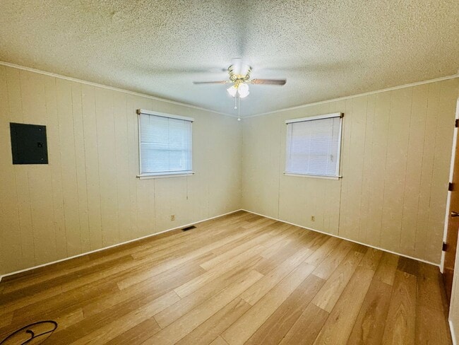 Building Photo - Move-in Ready!