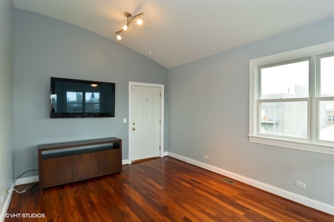 Building Photo - 1540 North Claremont-3E