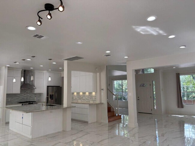 Foto del edificio - 7730 Lakewood Dr