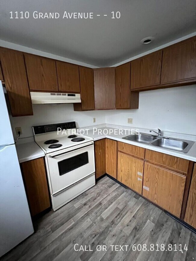 Building Photo - 2 bed/1 bath apartment in Prairie Du Sac, WI!