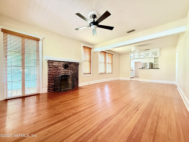 Foto del edificio - 2104 Gilmore St