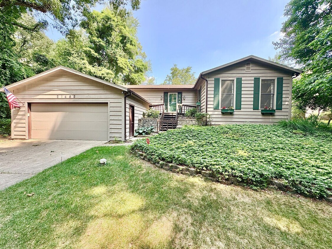 Primary Photo - 21485 Wallen Dr