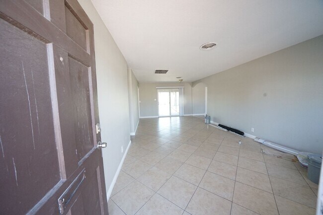 Foto del edificio - SHOWINGS AVAILABLE NOW