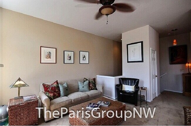 Building Photo - Gorgeous Renton Highlands Condo * Attached Garage *