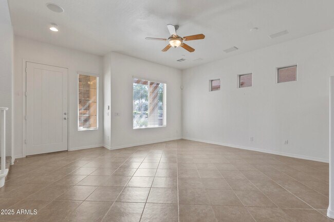 Foto del edificio - 785 W Village Pkwy