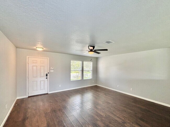 Foto del edificio - Beautiful 2-Story Home in Mustang Valley!