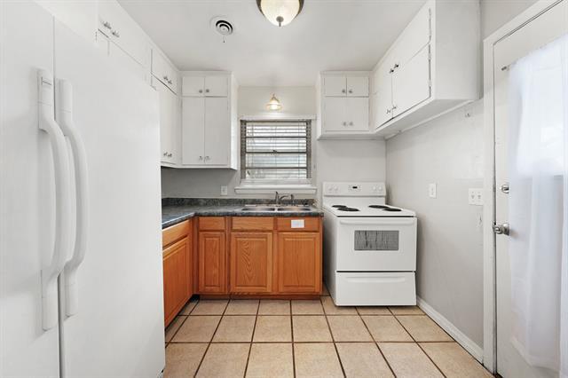 Building Photo - 523 S Travis St