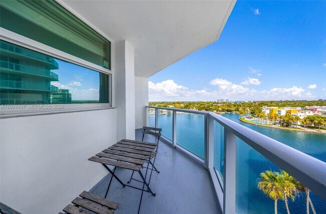 Foto del edificio - 5880 Collins Ave