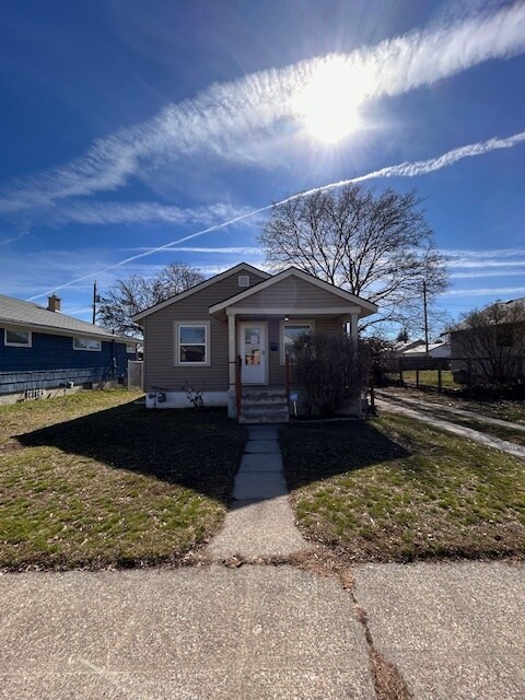 Building Photo - 908 E Longfellow Ave