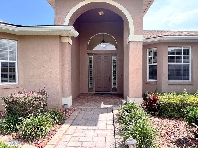 Foto del edificio - Lakefront 3-Bedroom, 2-Bathroom Home in La...