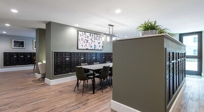 Building Photo - 2425 Bell St