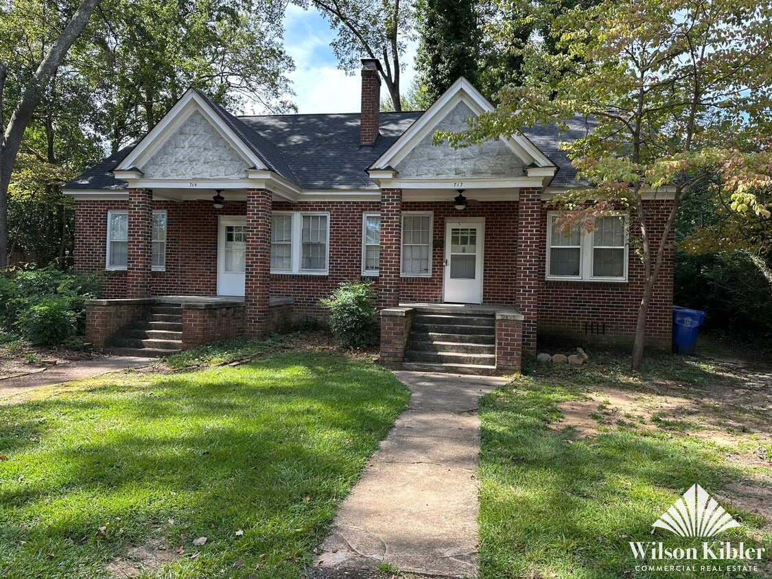 Primary Photo - 717 Huntington Ave
