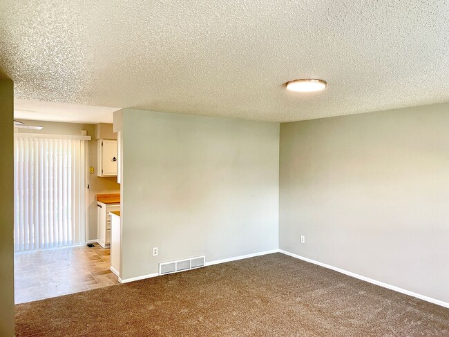 Building Photo - 3 bedroom Home in a Convenient Location!