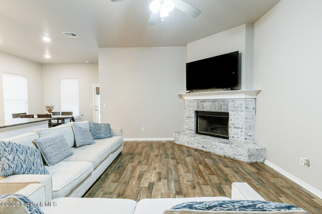 Foto del edificio - 10407 Winfield Ave