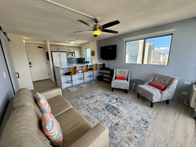 Foto del edificio - Renovated 1 bedroom with 1 parking at Roya...