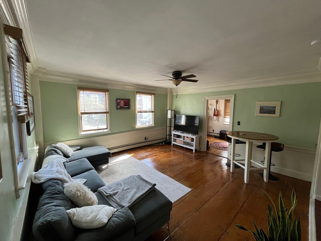 Primary Photo - 32 Mugford St