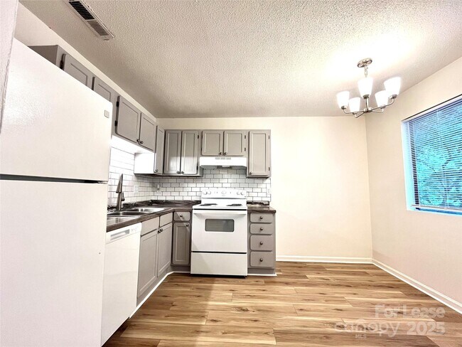 Foto del edificio - 1433 Riverwood Ct