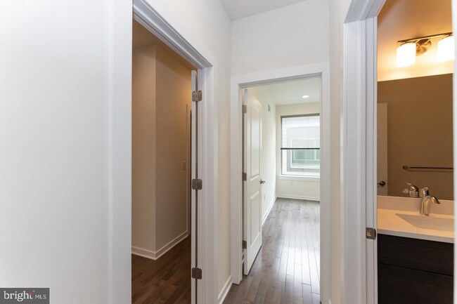 Building Photo - 2136 Kensington Walk