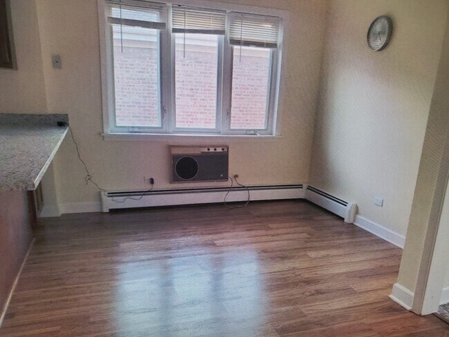 Foto del edificio - 8147 Enger Ln