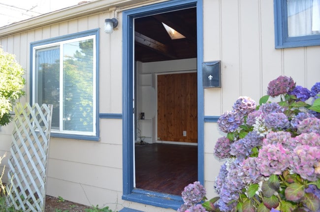 Building Photo - 430 S Holladay