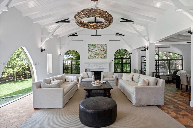 Foto del edificio - 2655 Pine Tree Dr