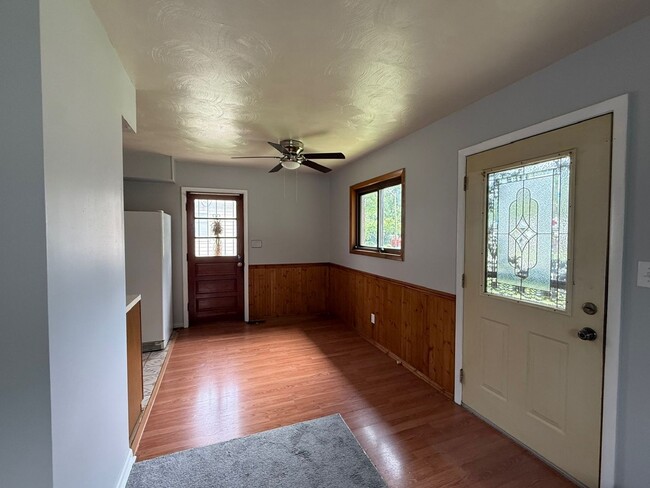 Building Photo - Spacious three bedroom one bath located on the southside.