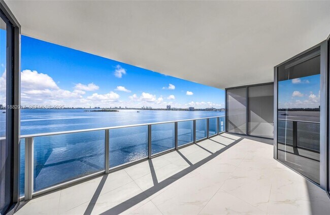 Foto del edificio - 700 NE 24th St