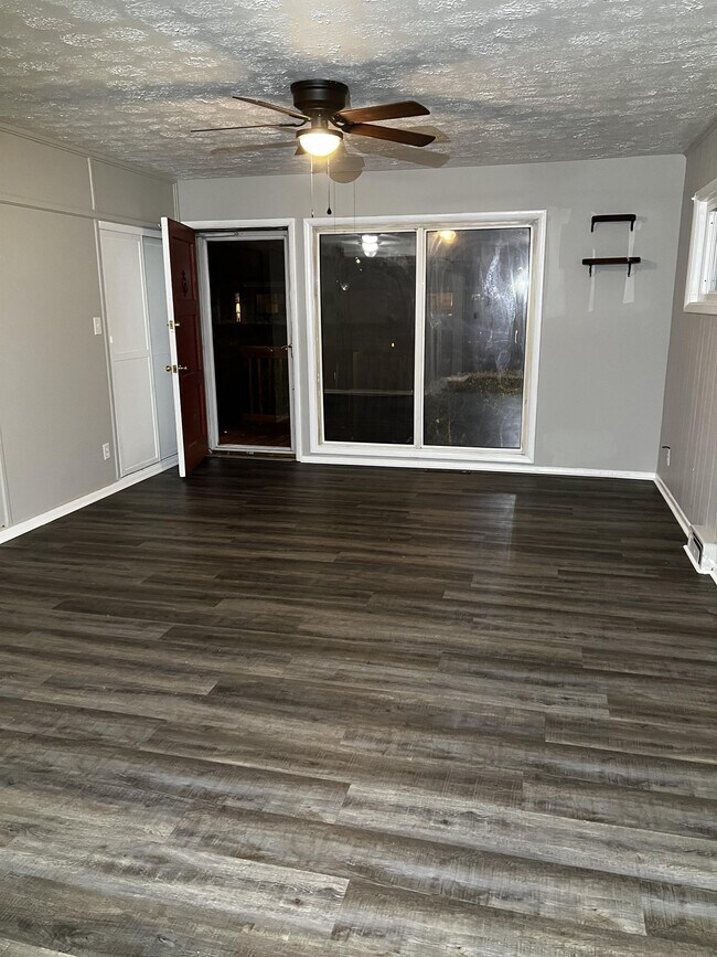 Foto del edificio - 4820 Bluebird Ave