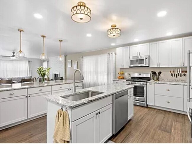 Foto del edificio - 1427 E Springhill Rd