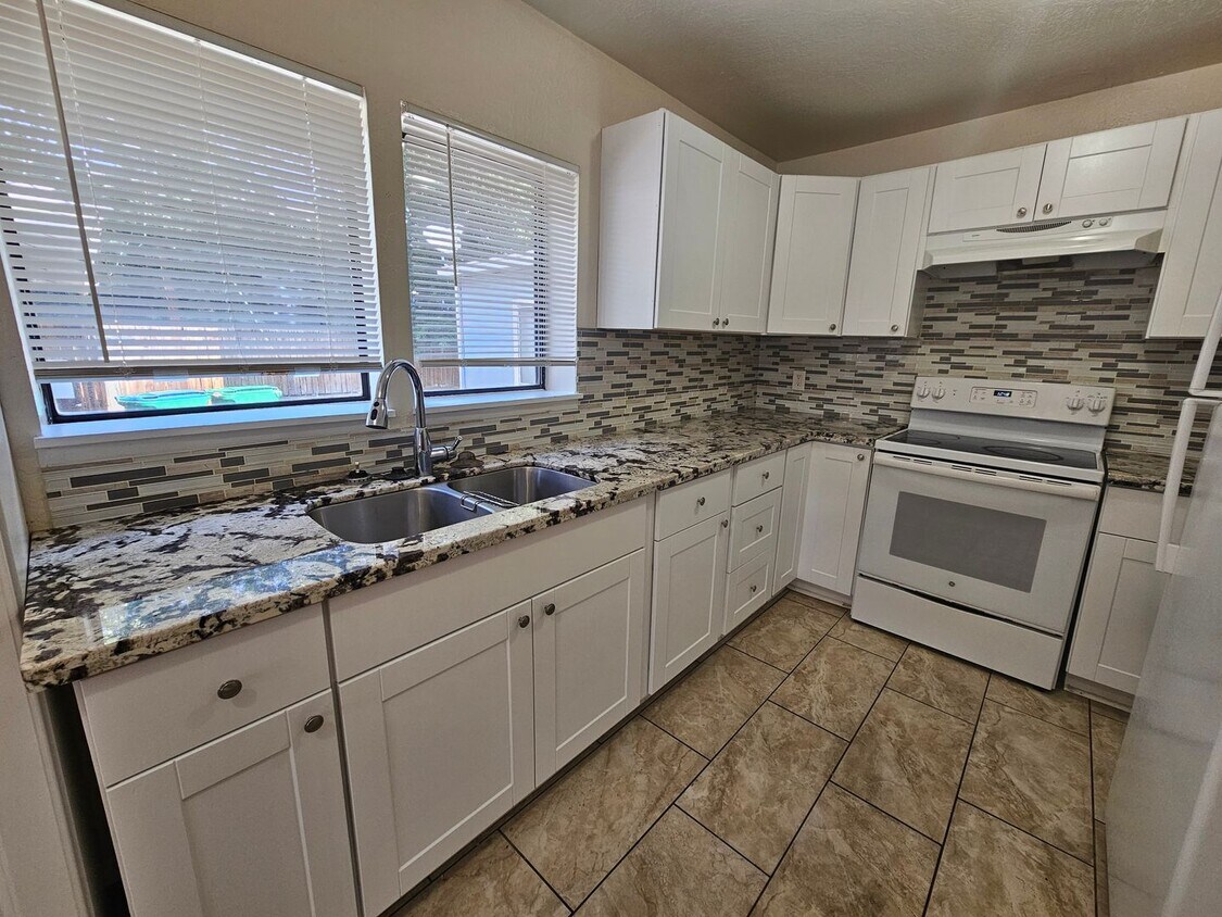 Primary Photo - 3 Bedroom Midtown Townhouse - Close to Eve...
