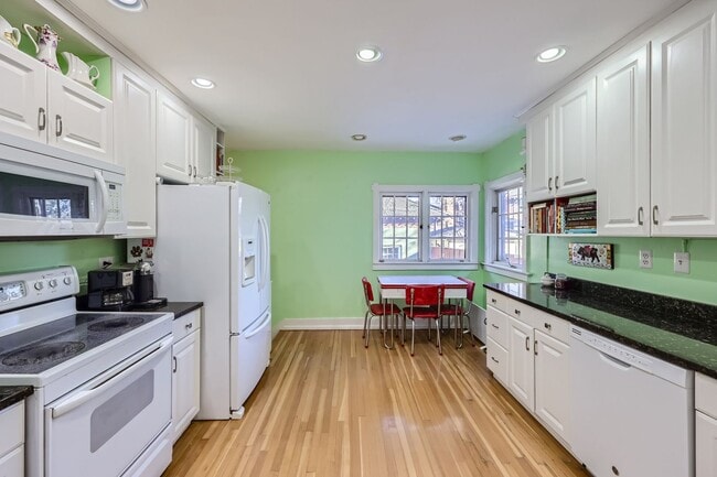 Building Photo - 3 BDR Oasis near Denver Botanic Gardens