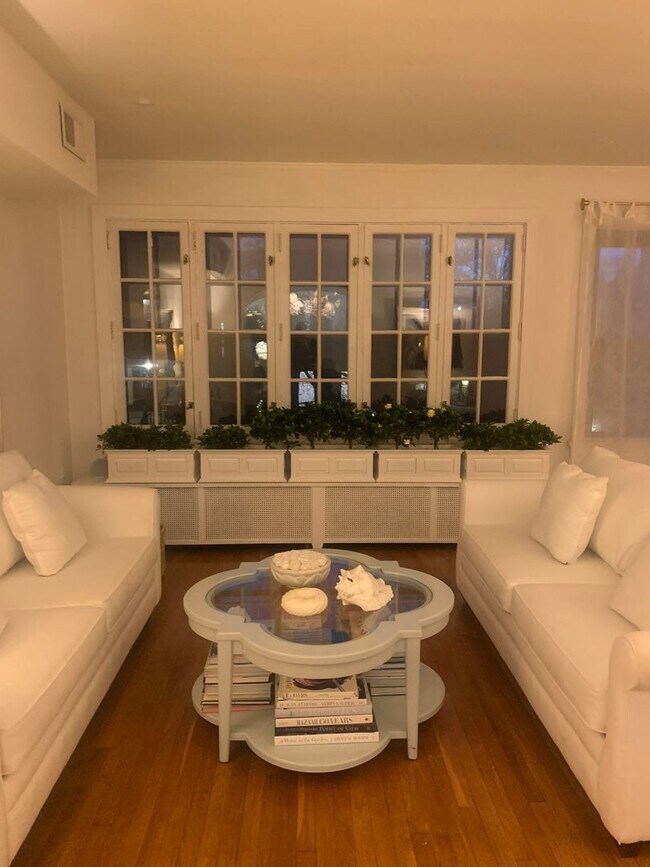 Foto del edificio - Introducing a charming 3-bedroom, 2-bathroom townhouse located in the heart of Shadyside