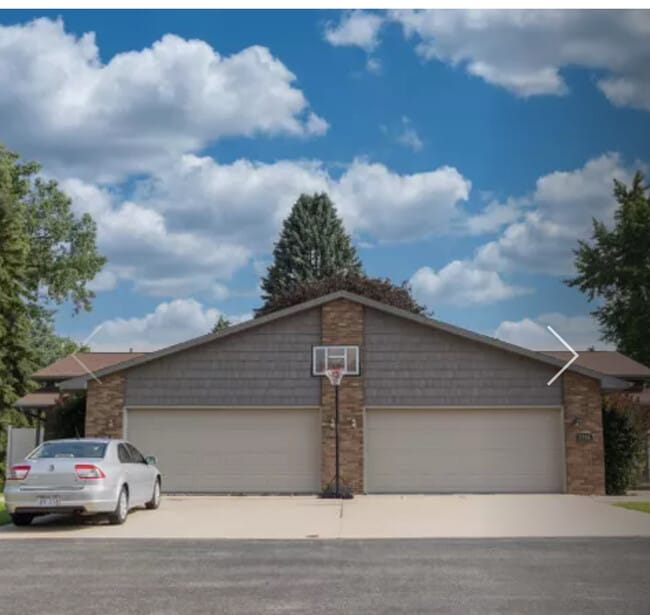 Building Photo - 2750 W Parkmoor Ct