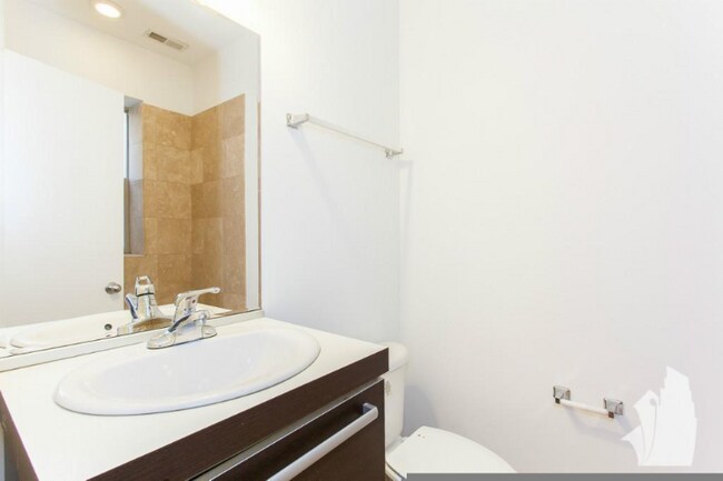 Building Photo - 5054 N Winthrop Ave