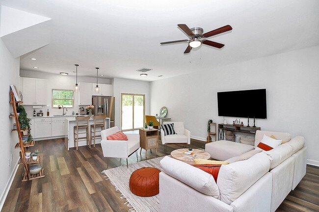 Building Photo - Room in House on Hunters Crossing Ln