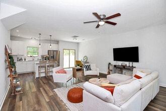 Building Photo - Room in House on Hunters Crossing Ln