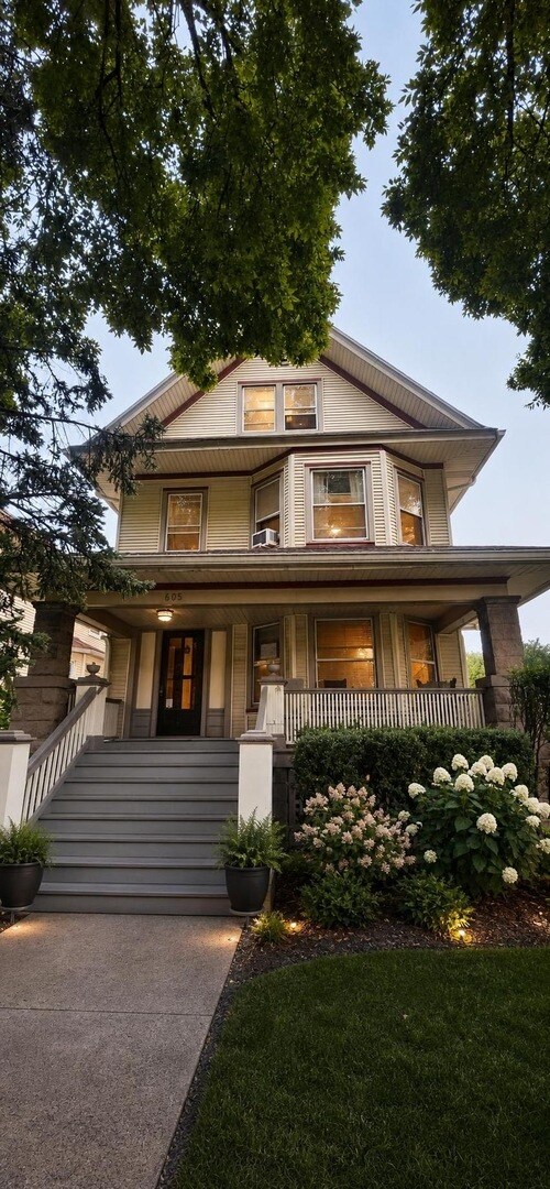 Building Photo - 608 S Grove Ave