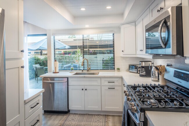 Building Photo - 2415 Los Patos Dr