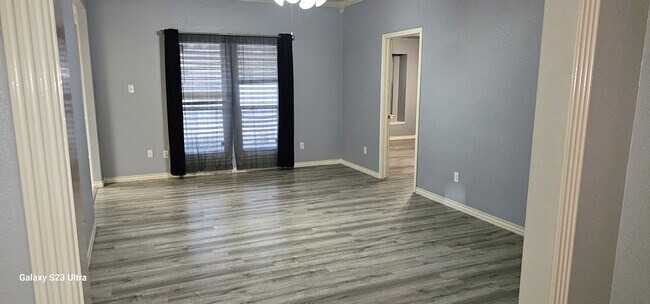 Foto del edificio - 8002 Mitra Pkwy