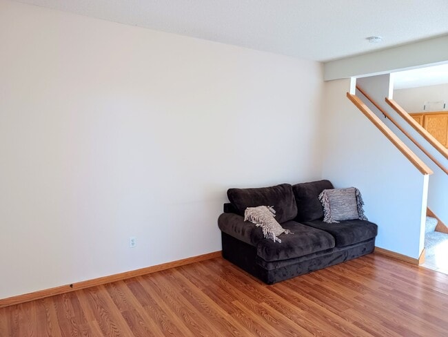 Building Photo - 2 Bedroom 2 Bath End Unit Townhouse - Shakopee