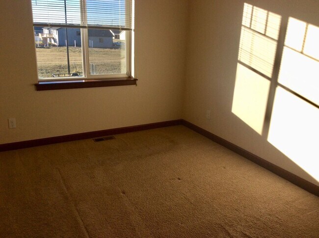 Foto del edificio - 4 bedroom, 3 bath Town home