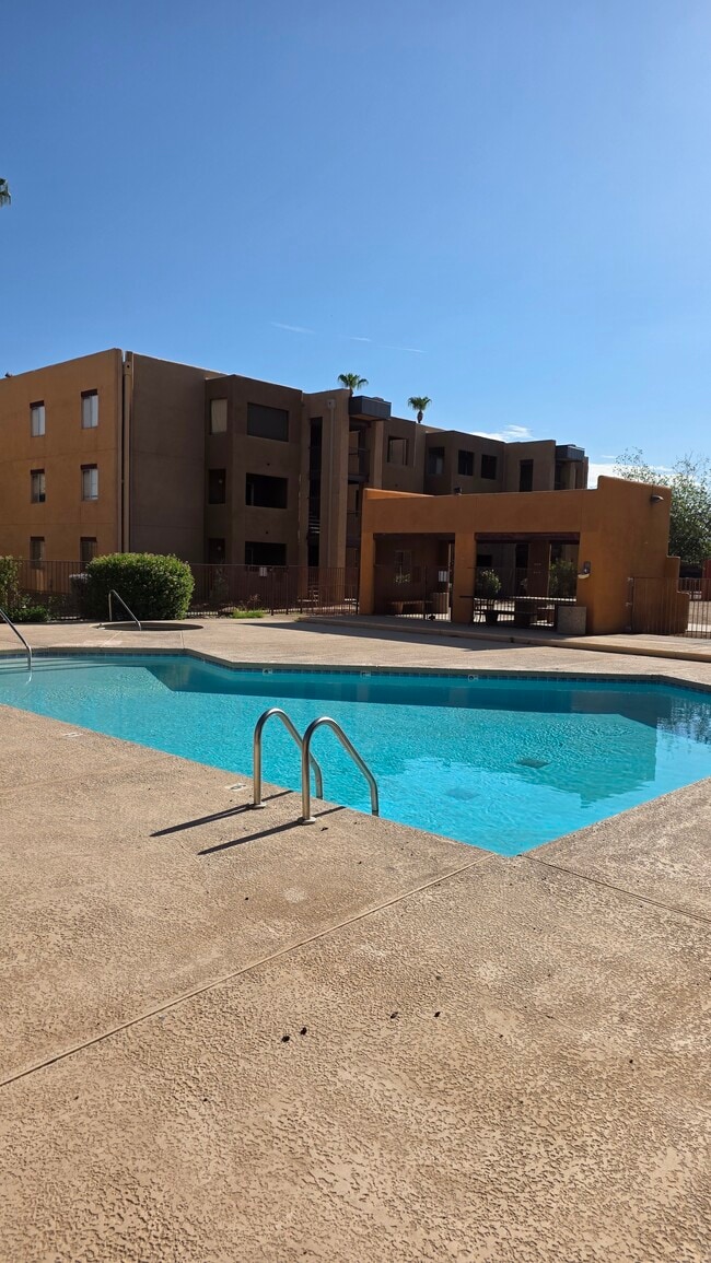 Building Photo - 1810 E Blacklidge Dr