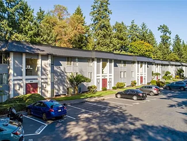 Building Photo - Updated 2 Bedroom Oakbrook Condo
