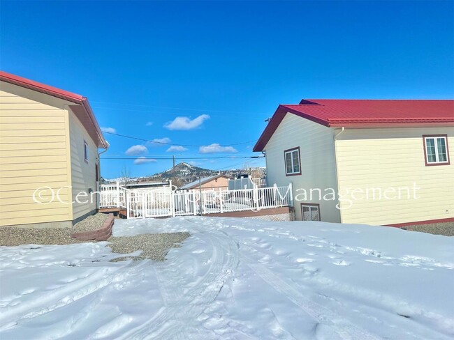 Building Photo - Beautiful home on the outskirts of town!