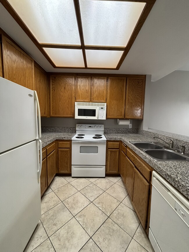 Building Photo - 2232 River Run Dr