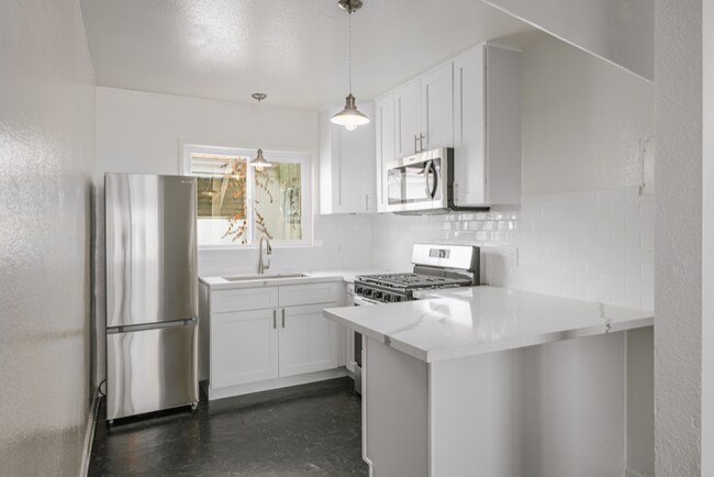 Foto del edificio - 6043 & 6047 Eleanor Ave Los Angeles, CA 90038